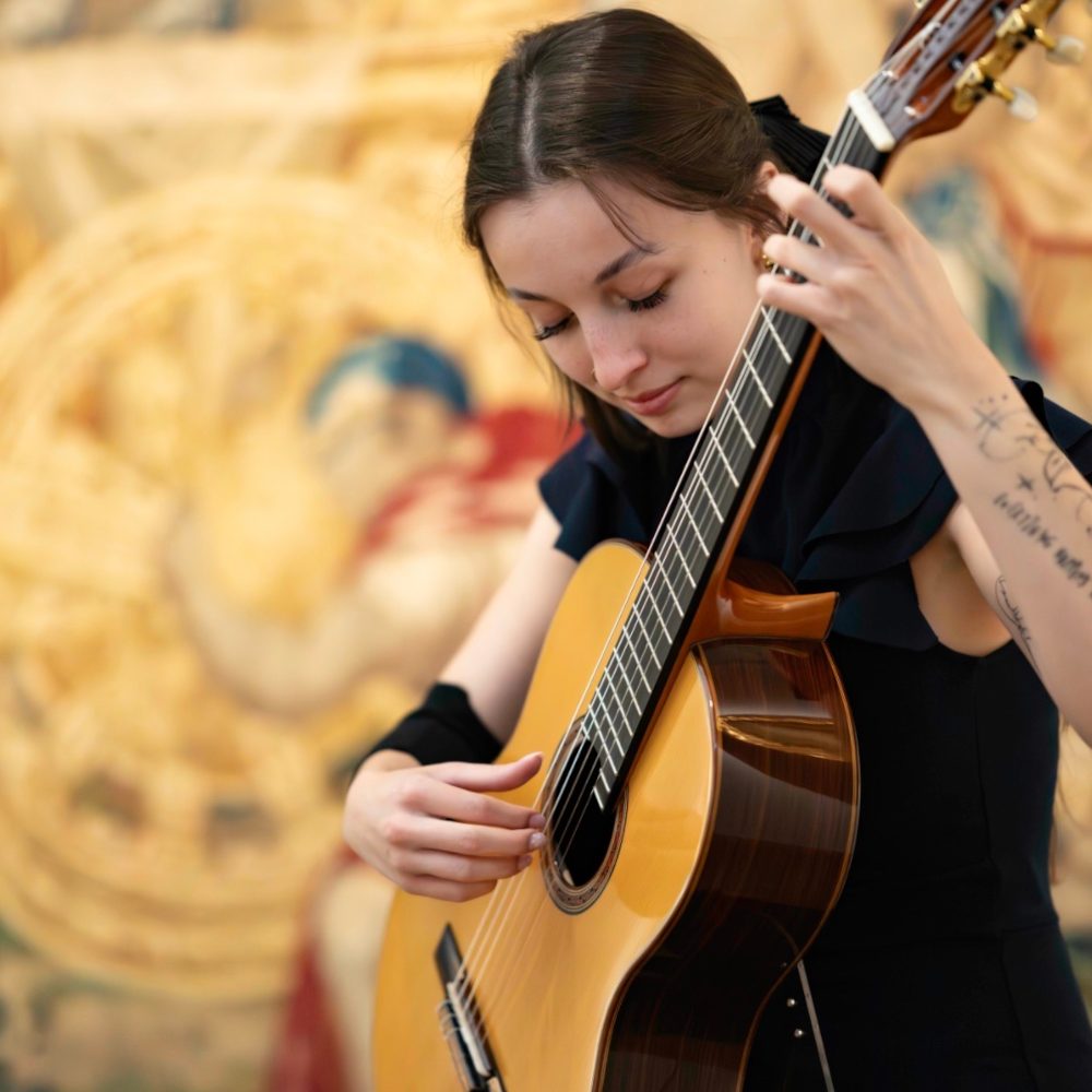 Gitarzystka podczas koncertu na scenie