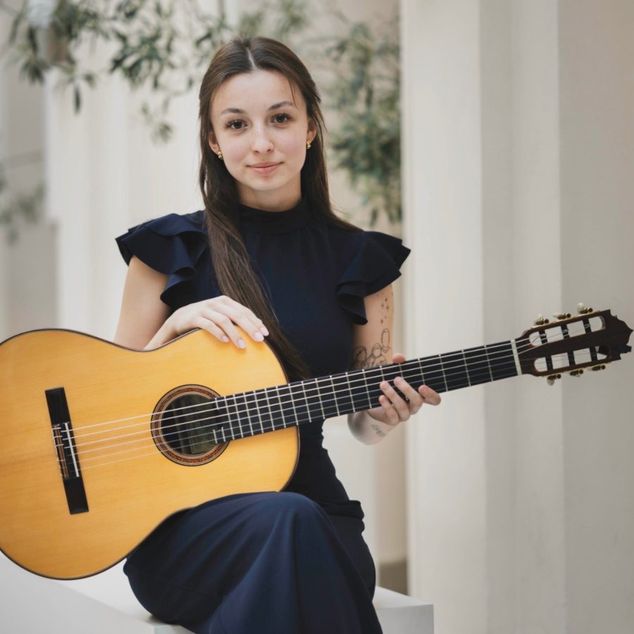 Gitara akustyczna w ciepłym świetle