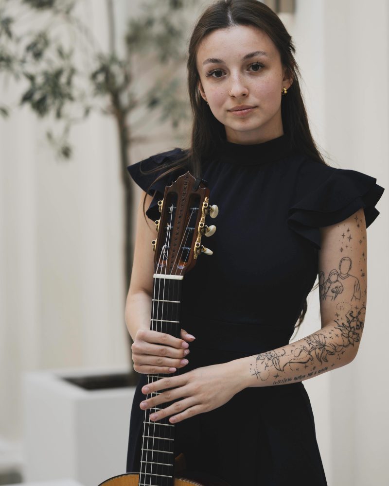 Wera, instruktorka gitary, z gitarą w dłoniach